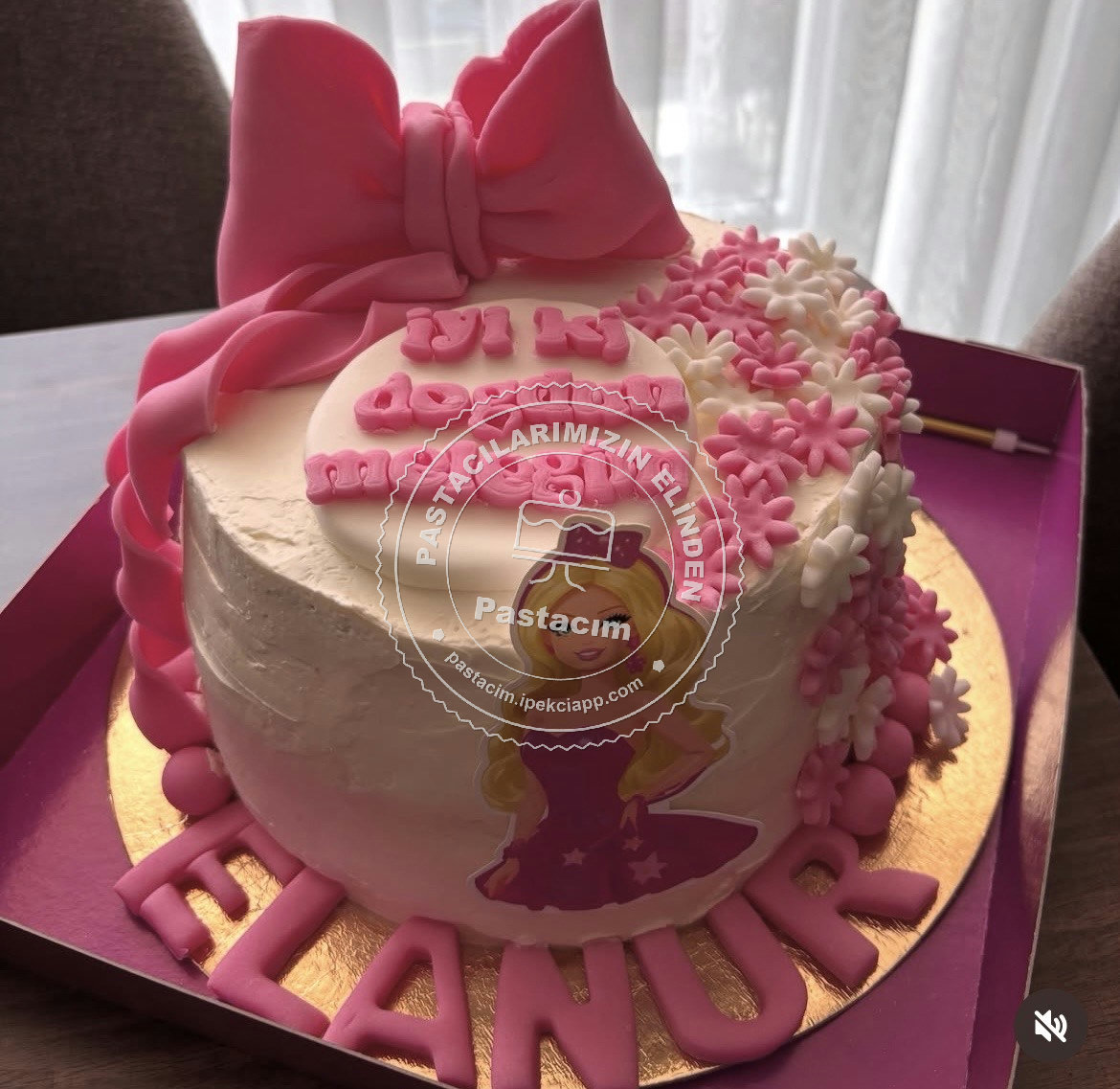 Şeker Hamuru Doğum Günü Pastası — şeker hamuru pasta, pembe pasta, beyaz pasta